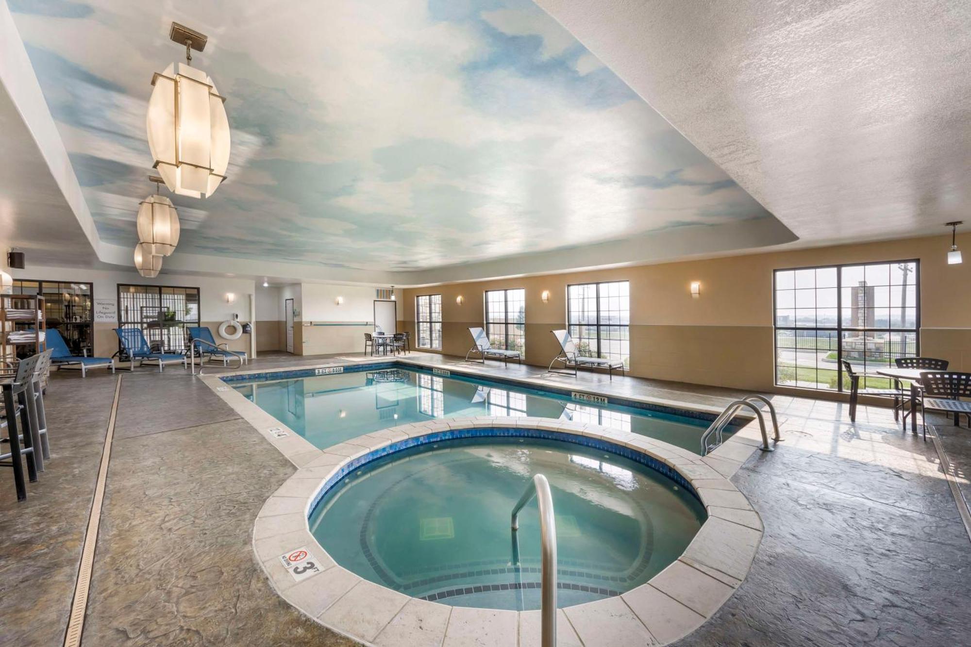 Best Western Plus Emerald Inn & Suites Garden City Bagian luar foto