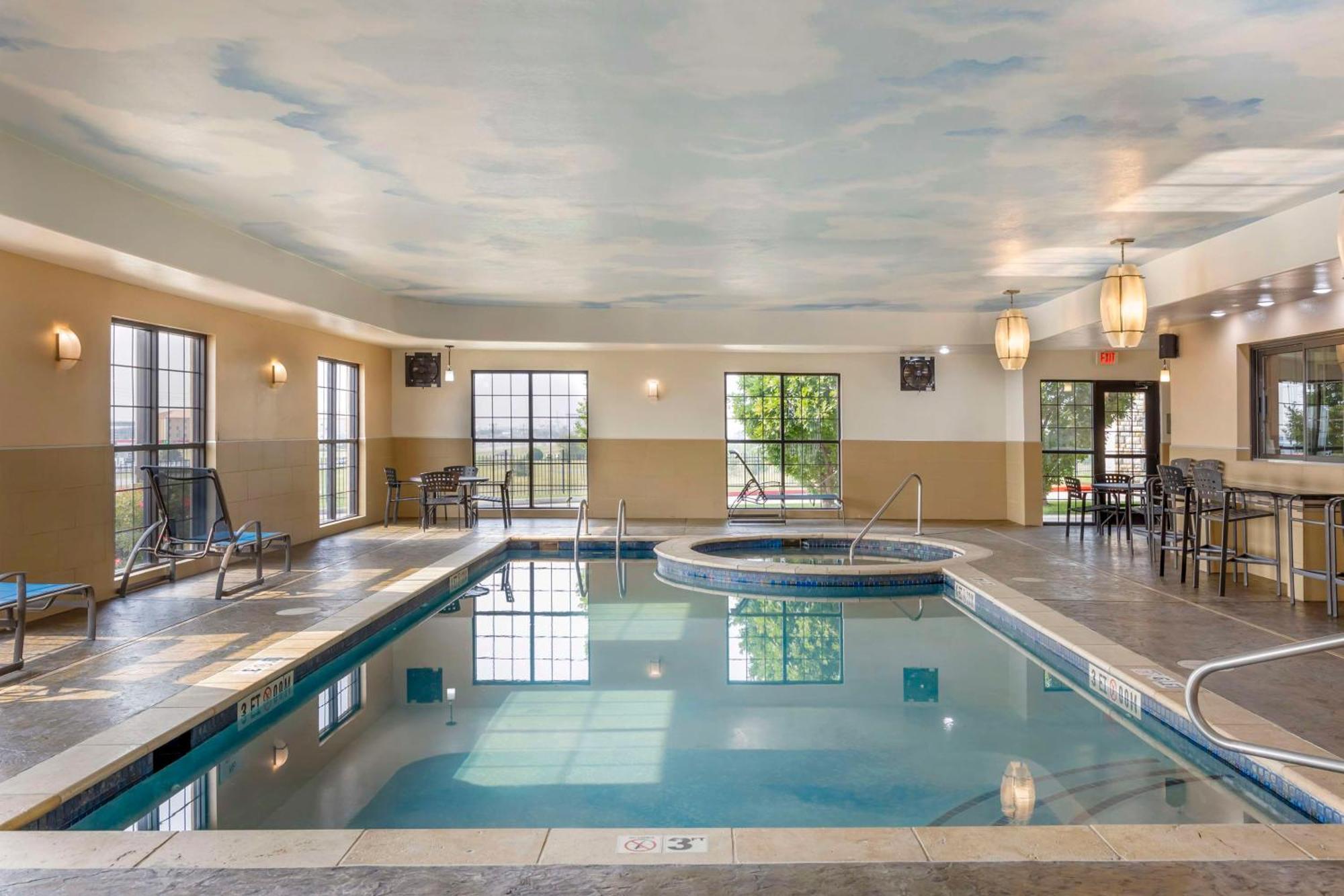 Best Western Plus Emerald Inn & Suites Garden City Bagian luar foto